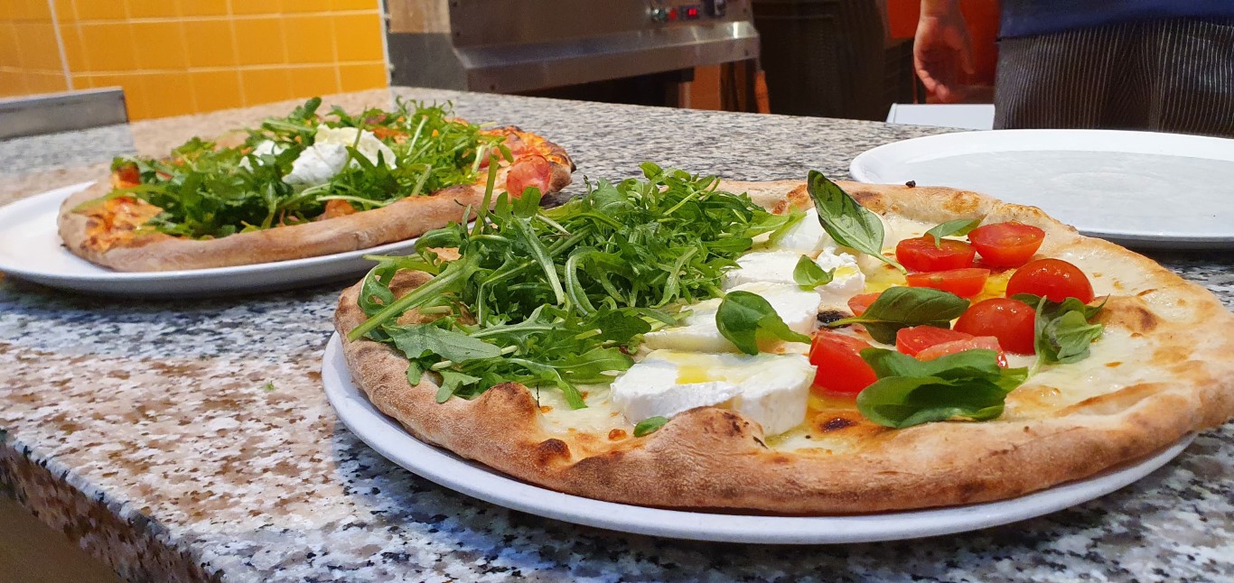 Pizza gourmet con ingredienti selezionati