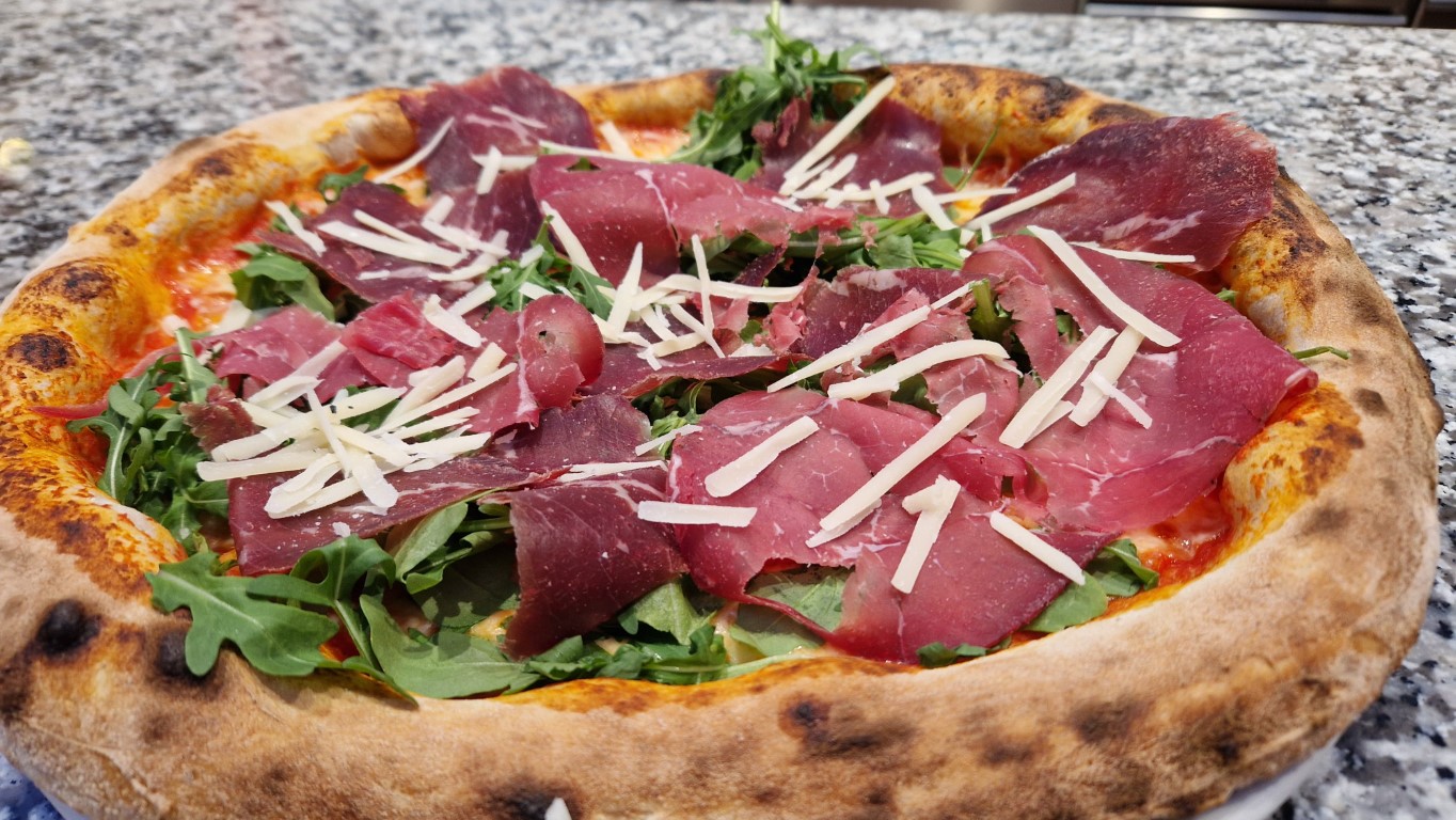 Pizza ortolana con verdure fresche